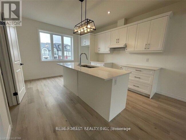 Photo - 2545 Meadowlands Way