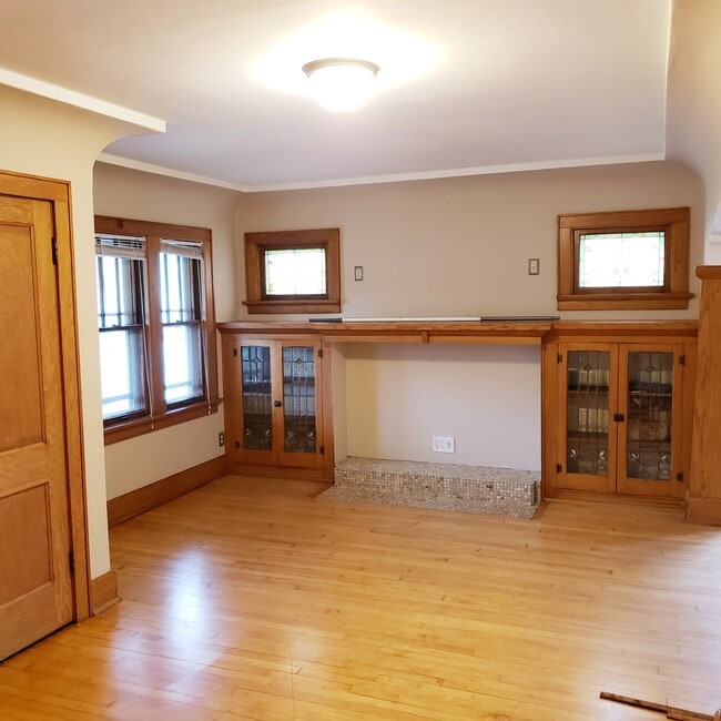 Living room - 3360 S Kinnickinnic Ave Apartments Unit Lower