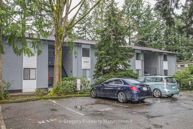 Building Photo - Excellent value in this updated 2 bedroom condo. Easy walk to Juanita beach waterfront park and t... Unit c2