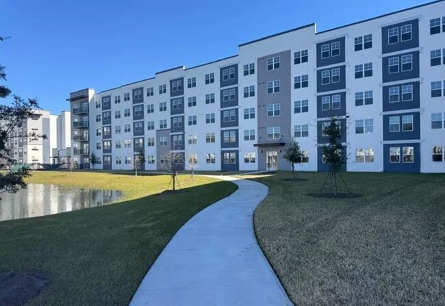 Building Photo - Luxury Condo in Millenia