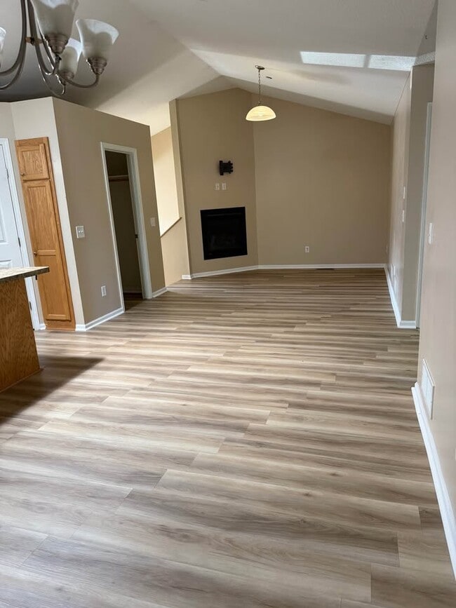 UPPER FAMILYRM FIREPLACE - 1607 15th Ave N Unit 1607