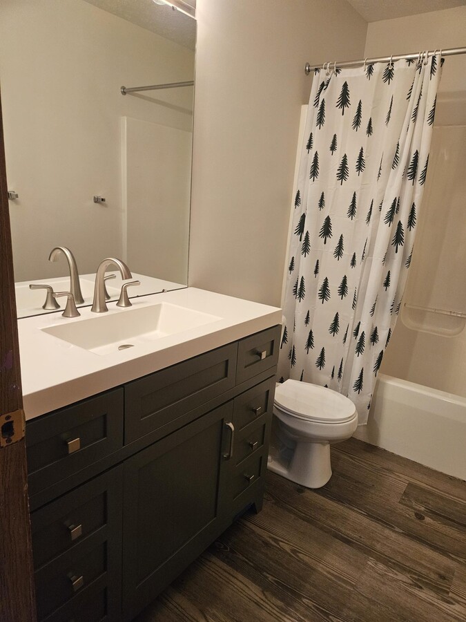 Segundo baño completo - 5238 Emalene Rd