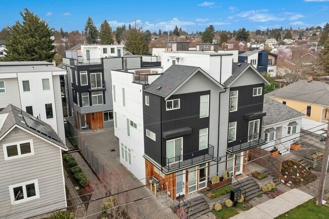 Building Photo - Modern  4-bed, 2.5 bath Townhouse in Ballard.