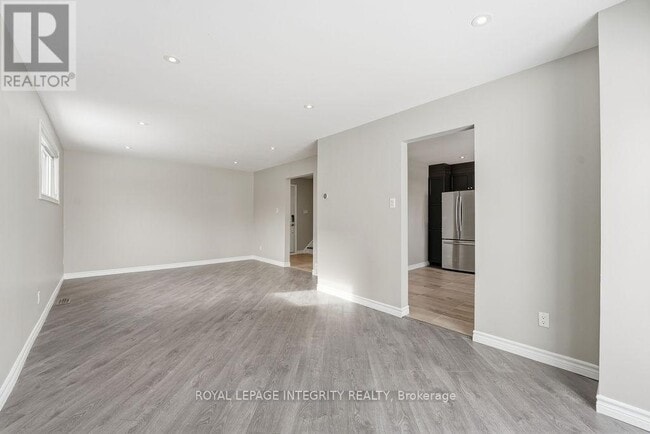 Photo - 2039 St. Laurent Blvd