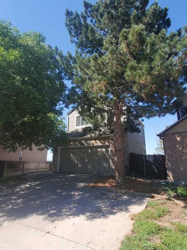 Photo - 3 Bedroom Home w Extra Room and 2 Car Garage in Stratford Lakes!