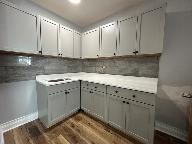 Building Photo - 6956 N Ashland Ave Rental