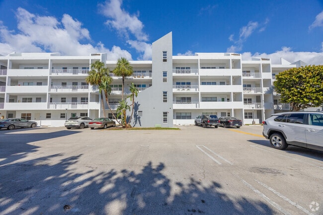 Building Photo - 2850 NE 14th St Unit 209b Rental