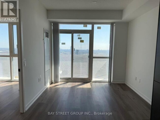 Photo - 28 Interchange Wy Unité 4108