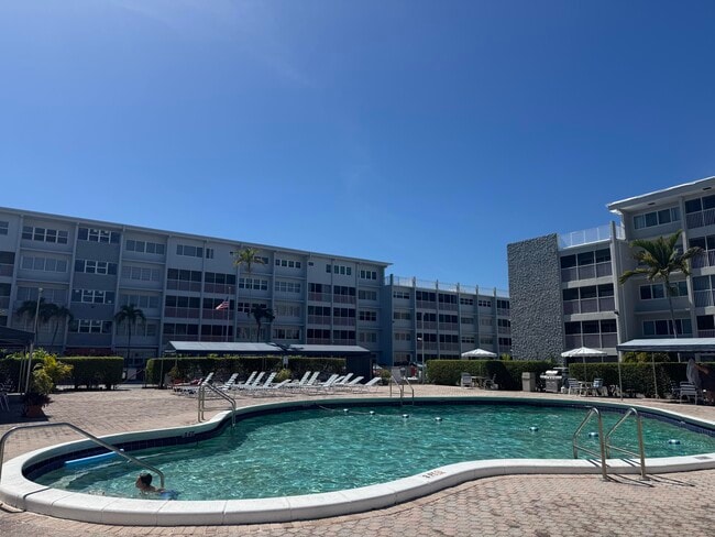 Building Photo - 330 SE 2nd St Unit 303h