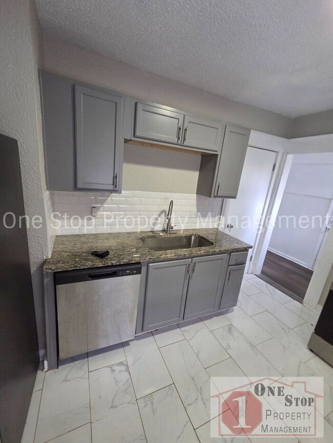 Photo - Beautiful 5 Bedroom 2 Bathroom in Kansas City!