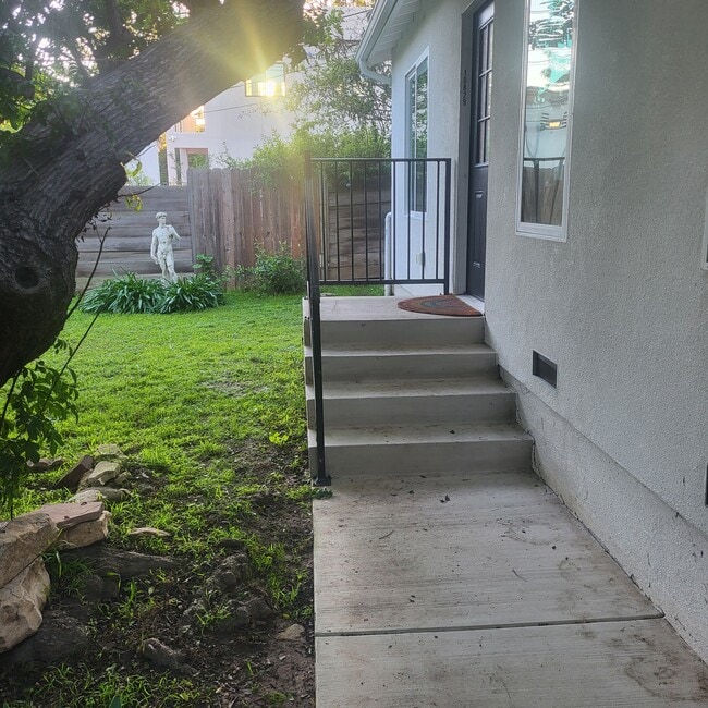 Entry - 10829 Woodbine St