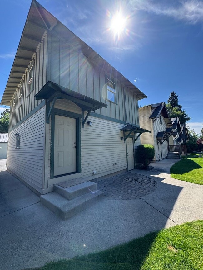 Building Photo - 437 NE Irving Ave Unit 2