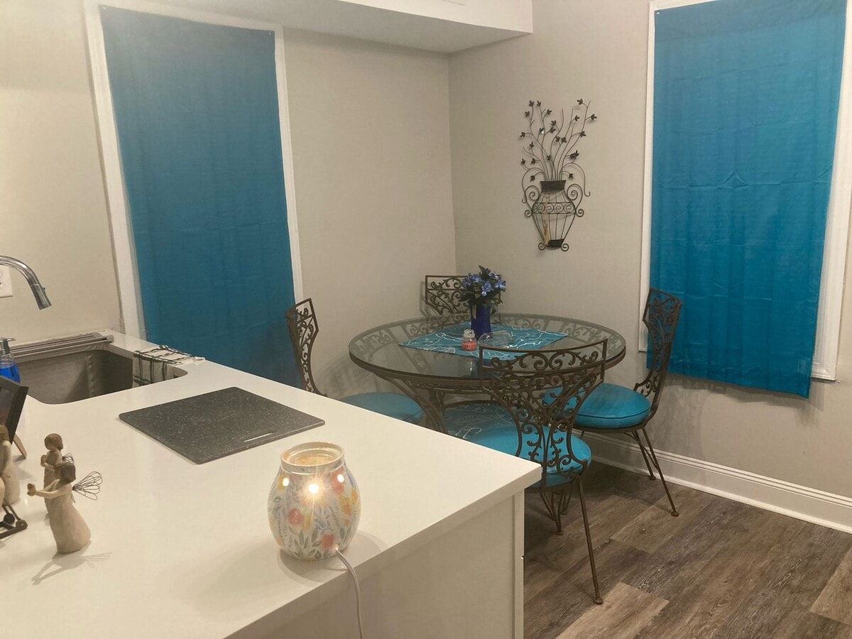 Photo - 1 Bed/1 Bath - Fully Renovated - Kitchen with Granite Countertops Unit 8