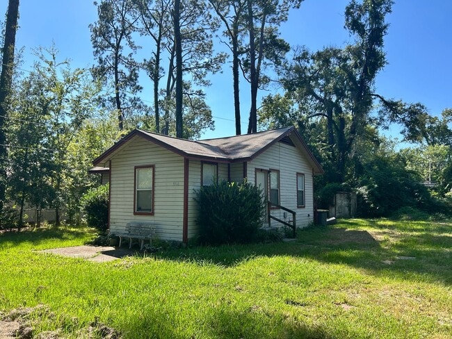 Building Photo - Cute 2 Bedroom House Available