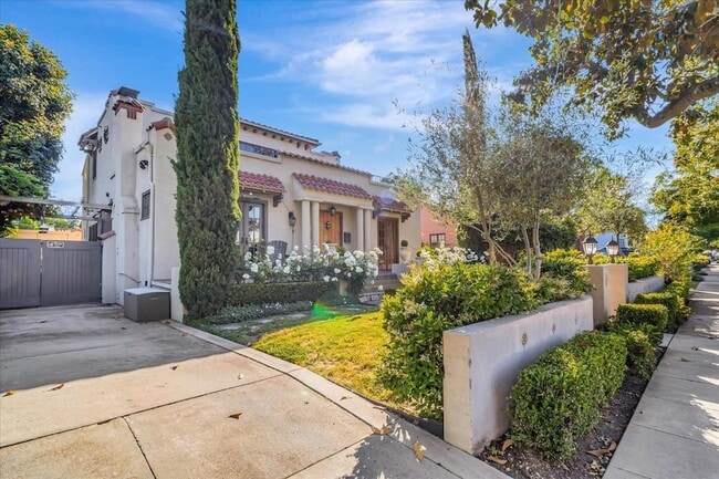 Photo - 1568 Mariposa Ave