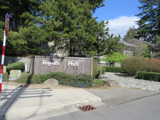 Photo - Bellevue Townhome Downtown Bellevue 2Bed/2.5Ba. $3200.00/ Walk to Shopping!