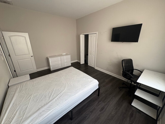 Photo - 1629 Beecher St SW