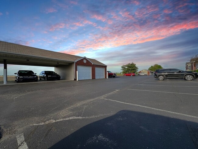 Photo - Luxurious Lakeside Living: Spacious 2-Bedr... House