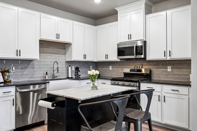 "Charming 2-Bed, 2-Bath Condo Retreat in Littleton - 870 Sq Ft of Cozy Elegance!"