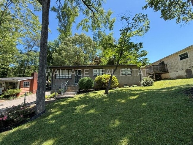 Building Photo - ADORABLE HOUSE IN SoKno WITH 3 BEDROOMS!!