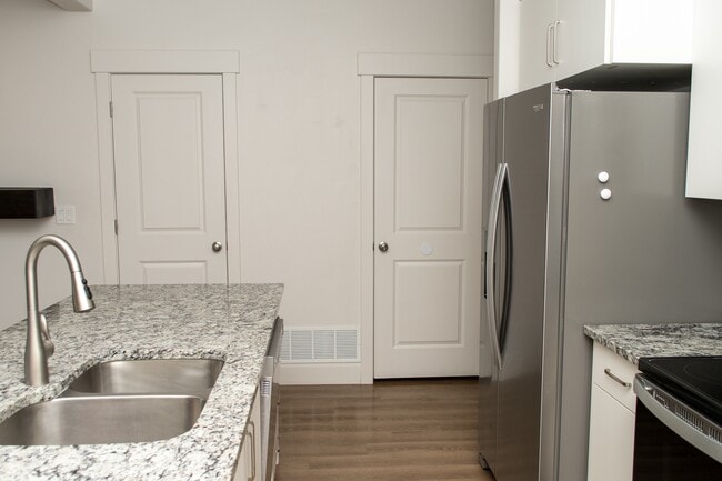 Photo - 418-1580 1580 E