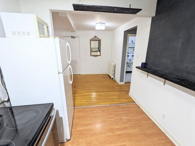 Photo - 2bd, 1Bath 5 minutes walk to Eglinton W Su... Unit 2