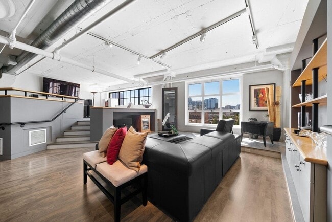 Building Photo - 1314 NW Irving St Unit 608