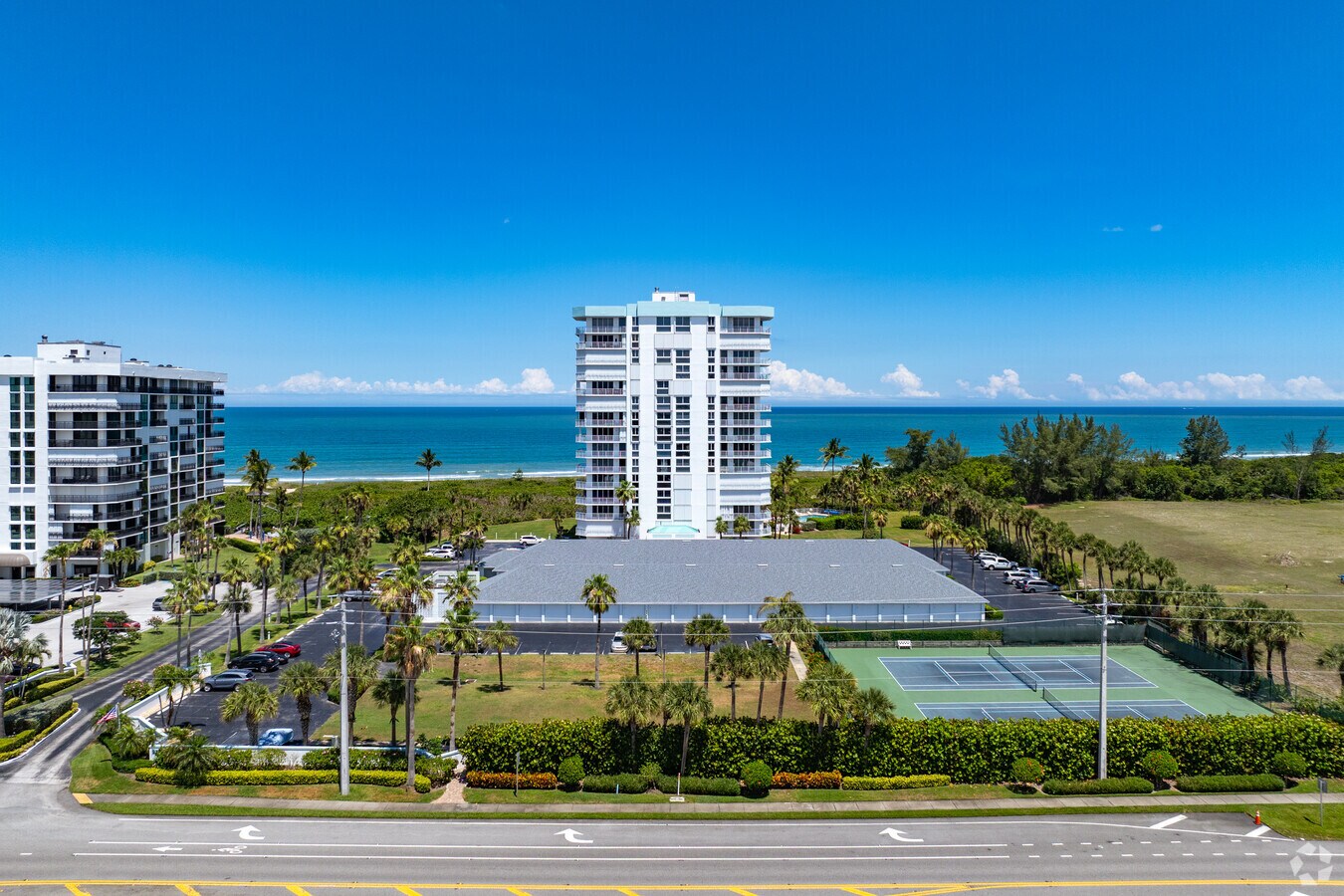 2700 N Highway A1A, Isla Hutchinson, FL 34949 - Aquanique Ocean Club