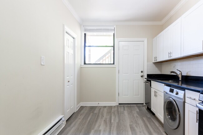 Photo - 730 W Roscoe St