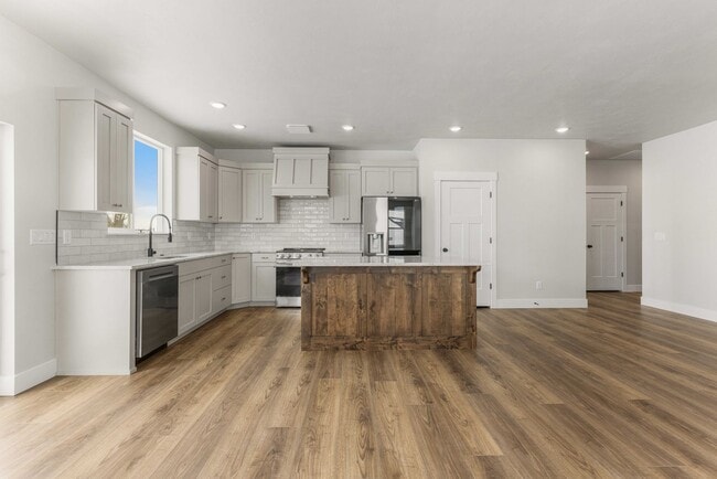 Photo - SUGAR CITY TWIN HOME 3 BED 2 FULL BATH - FENCED YARD WITH EX-LARGE 2 STALL GARAGE