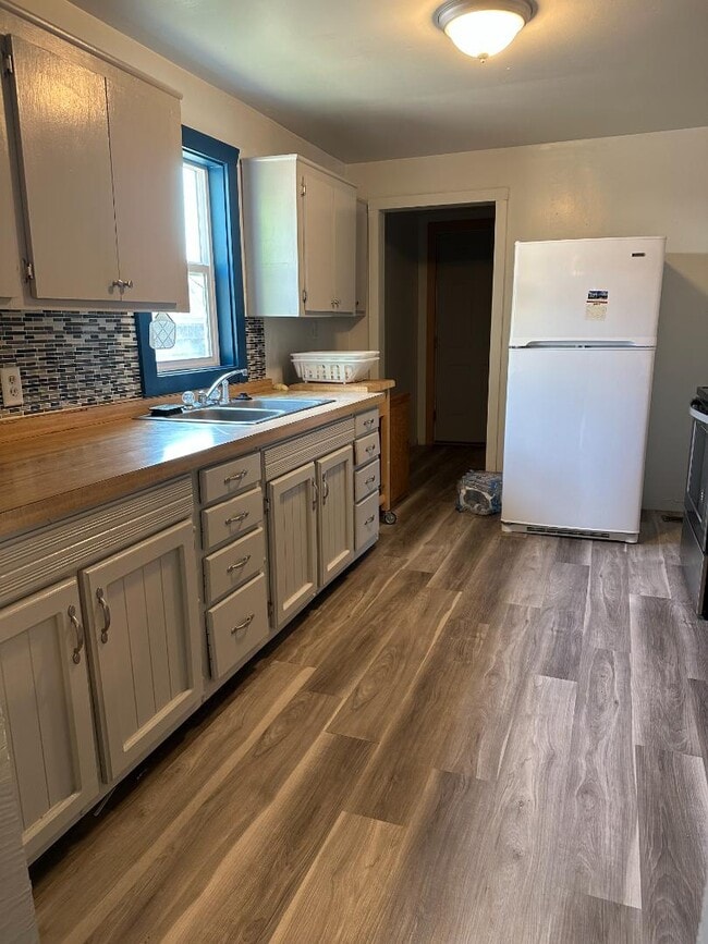 Photo - 643 Hansen Ave