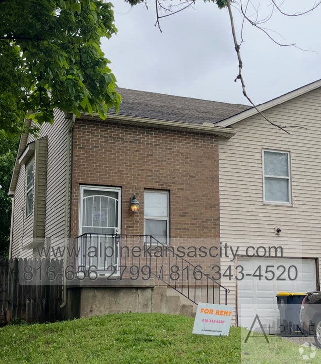 Building Photo - NE 4 Bedroom Duplex, Garage, Vouchers OK Rental