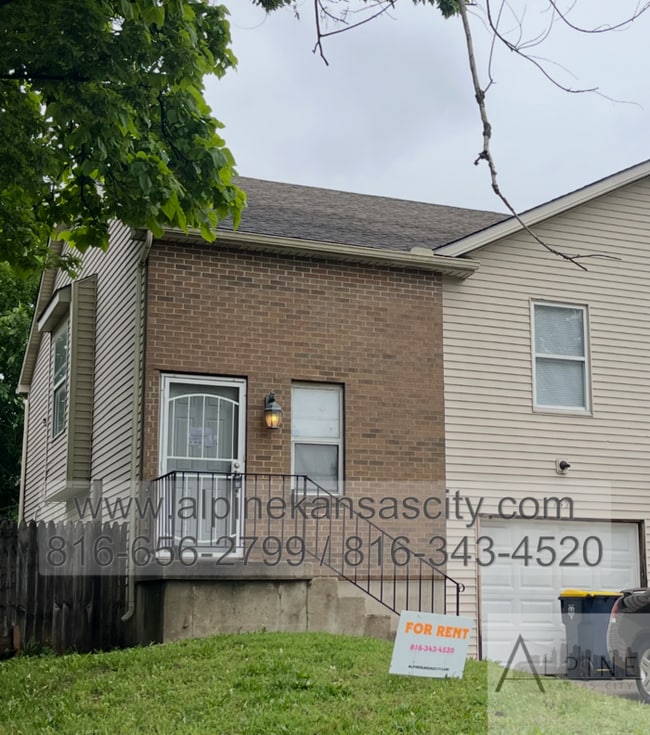 NE 4 Bedroom Duplex, Garage, Vouchers OK - NE 4 Bedroom Duplex, Garage, Vouchers OK Townhome