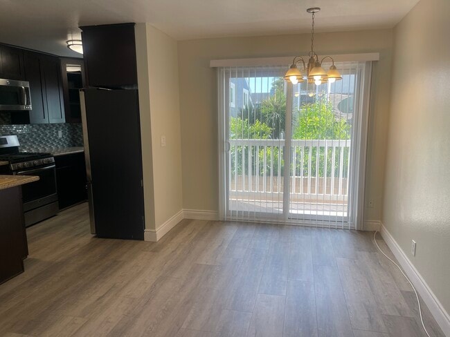 Puerta corrediza de vinilo que da a un balcón privado. - 2411 Prospect Ave Unidad 107