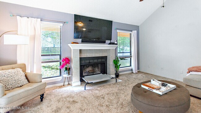 Photo - 437 W 9th St