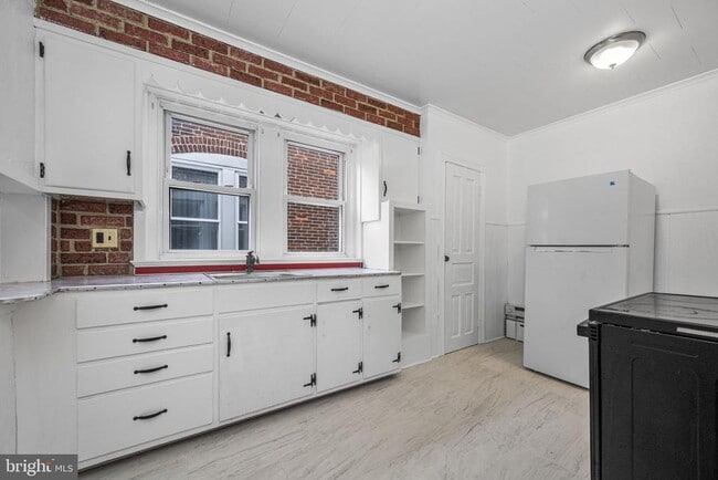 Photo - 23 E 2nd St
