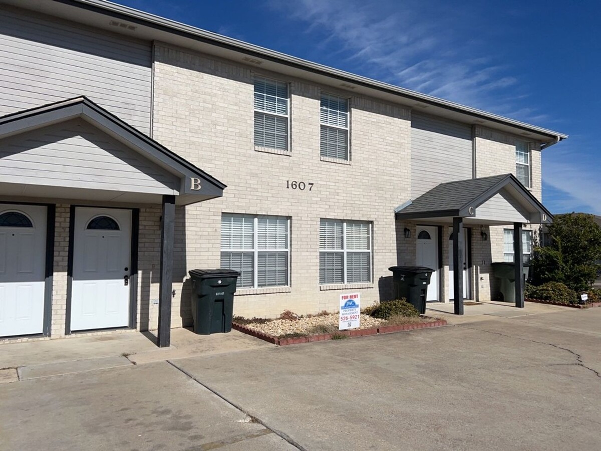 Photo - 1607 Dugger Cir Apartment Unit 1607 Dugger Cir  A