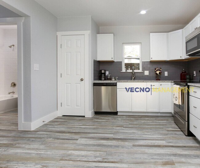 Photo - 129 E Torrey St