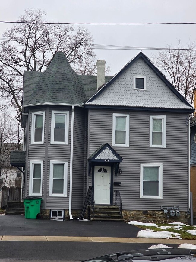 Building Photo - 964 Walnut St Unit B