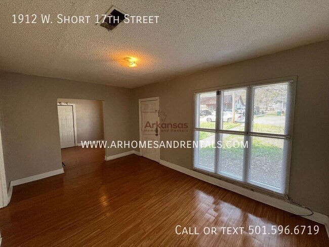 Photo - 1912 W Short 17th St