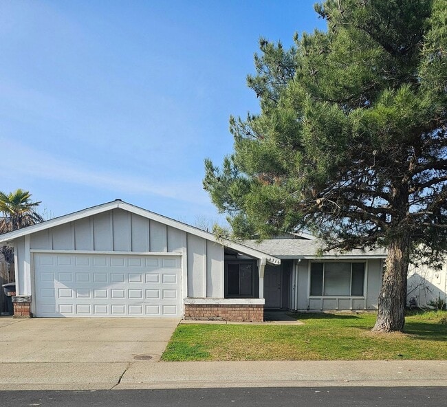 Building Photo - UPDATED 4 BED HOME IN SACRAMENTO!! $500 OFF MOVE-IN SPECIAL!
