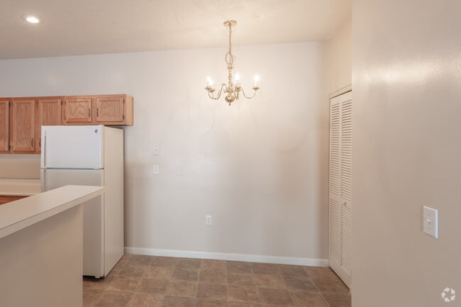 2BR, 2BA - 970 SF