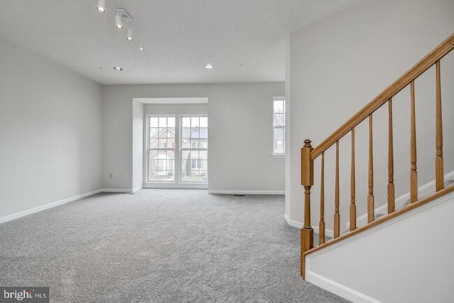 Photo - 1432 Pangbourne Way