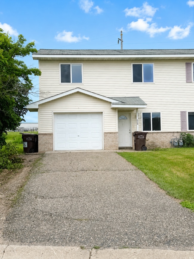 Building Photo - 628 Danielson Ct