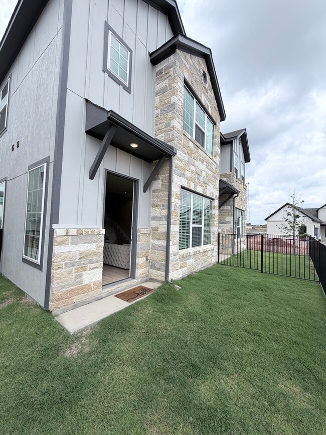 Building Photo - 907 Beebrush Ln