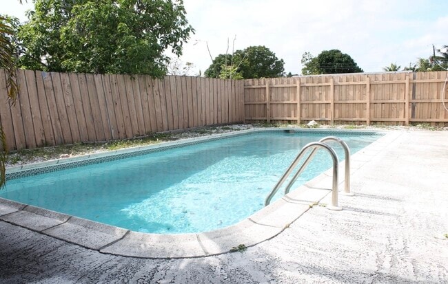 Photo - 320 NE 26th St