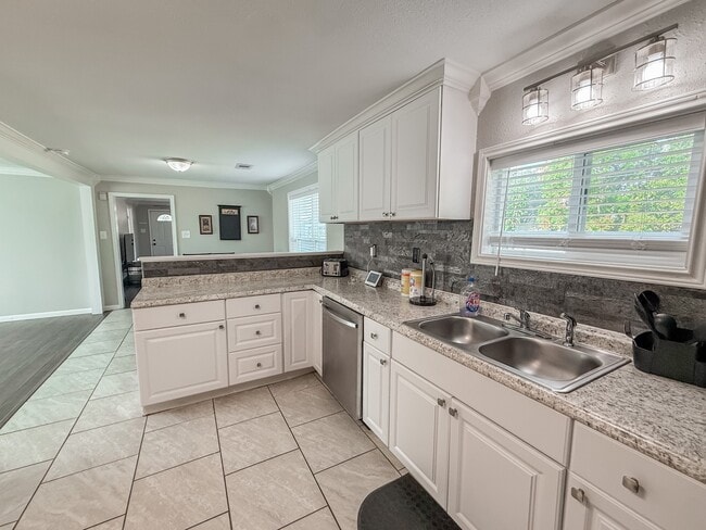 Building Photo - 4901 Elm St