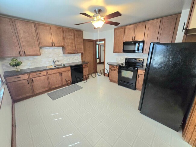 Building Photo - 4400 19th Ave Unit Apt 2