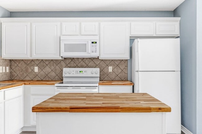 Building Photo - Carriage Place Square Unit 101