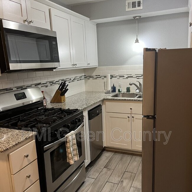 Photo - 1313 E 48th St Unit #14